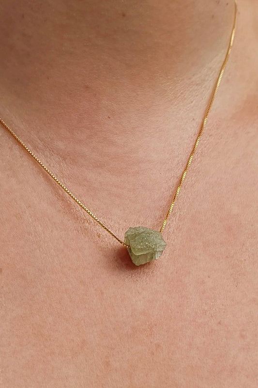 GOLD NECKLACE WITH AQUAMARINE CRYSTAL