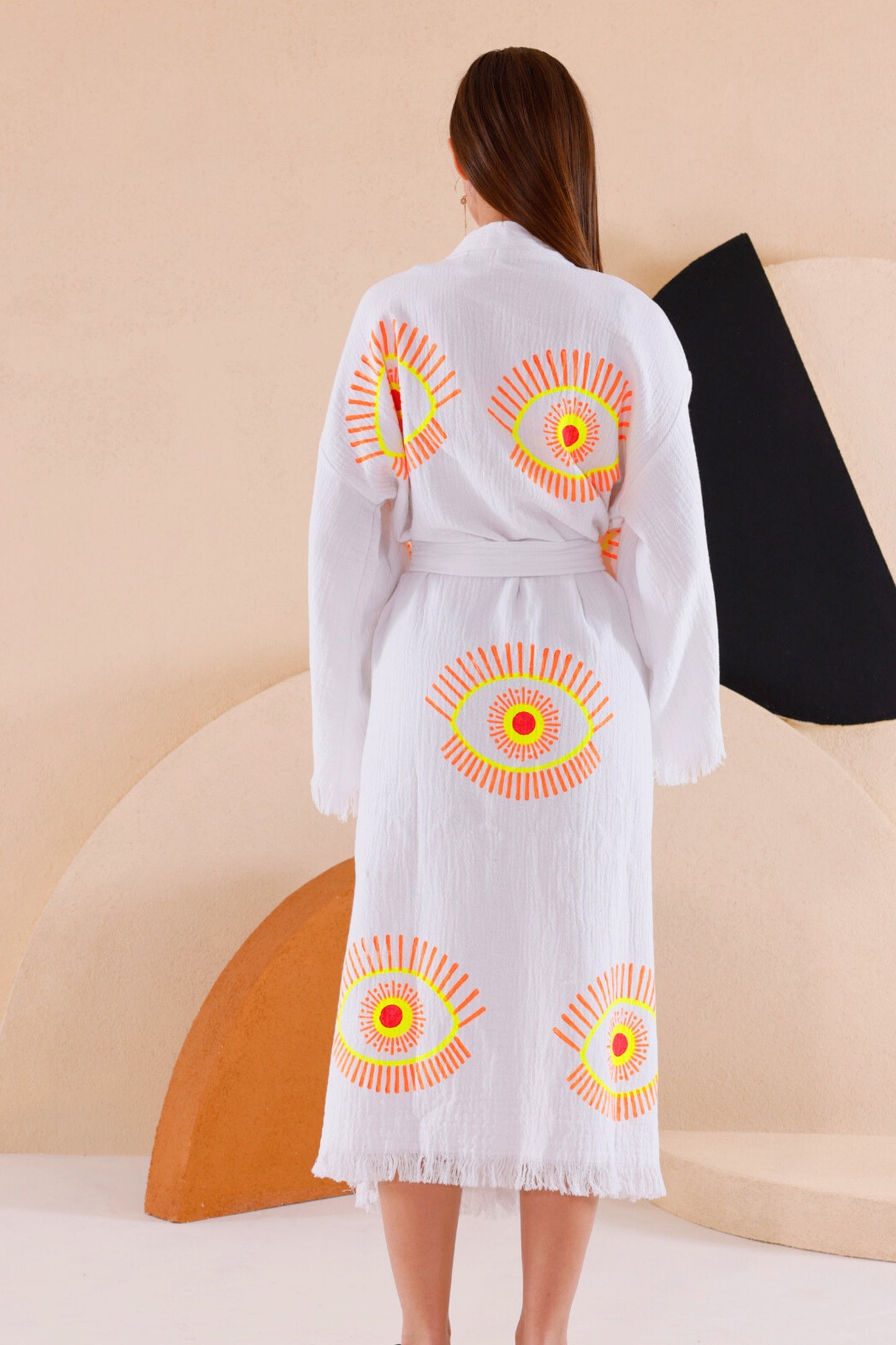LADY WEARING THE NAYA ORGANIC COTTON KIMONO IN NEON