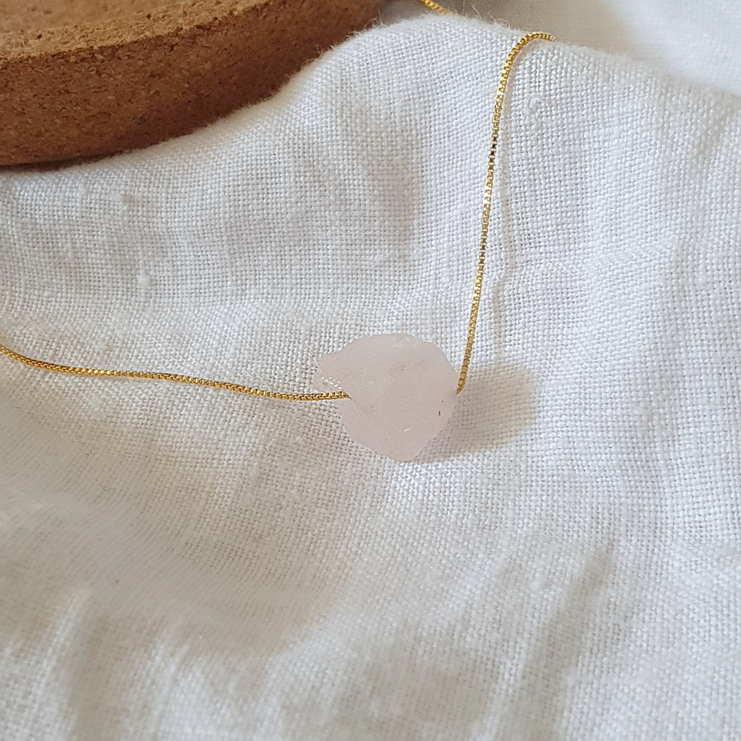 GOLD NECKLACE WITH ROSE QUARTZ CRYSTAL