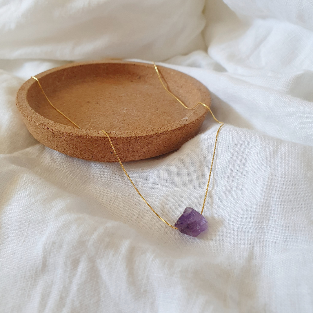 GOLD NECKLACE WITH AMETHYST CRYSTAL
