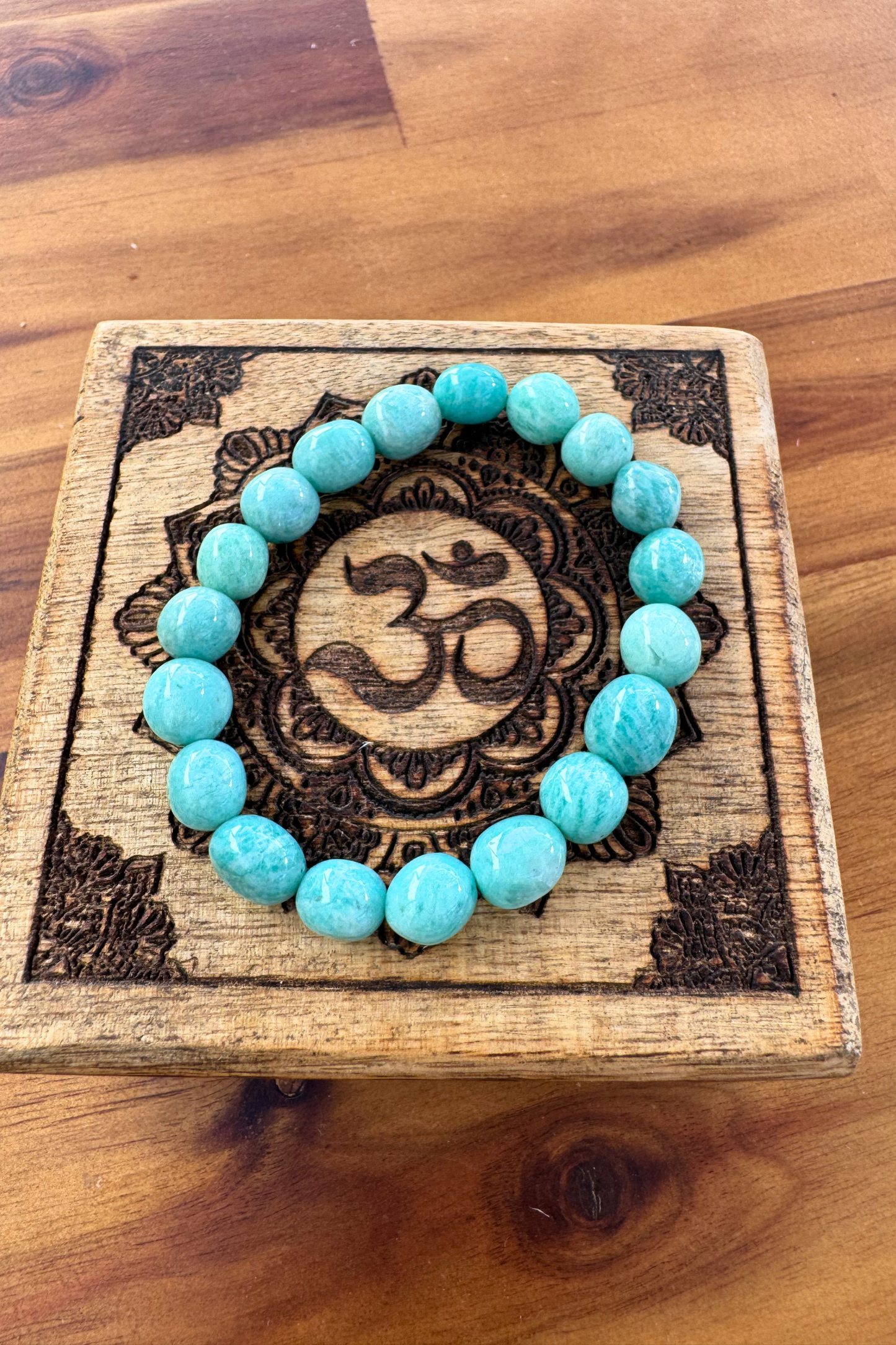 Natural Green Amazonite crystal bracelet with genuine 8-10mm tumblestone beads. Traditionally associated with courage, authenticity, growth and positive energy. Includes free crystal guide and jute hessian gift pouch.