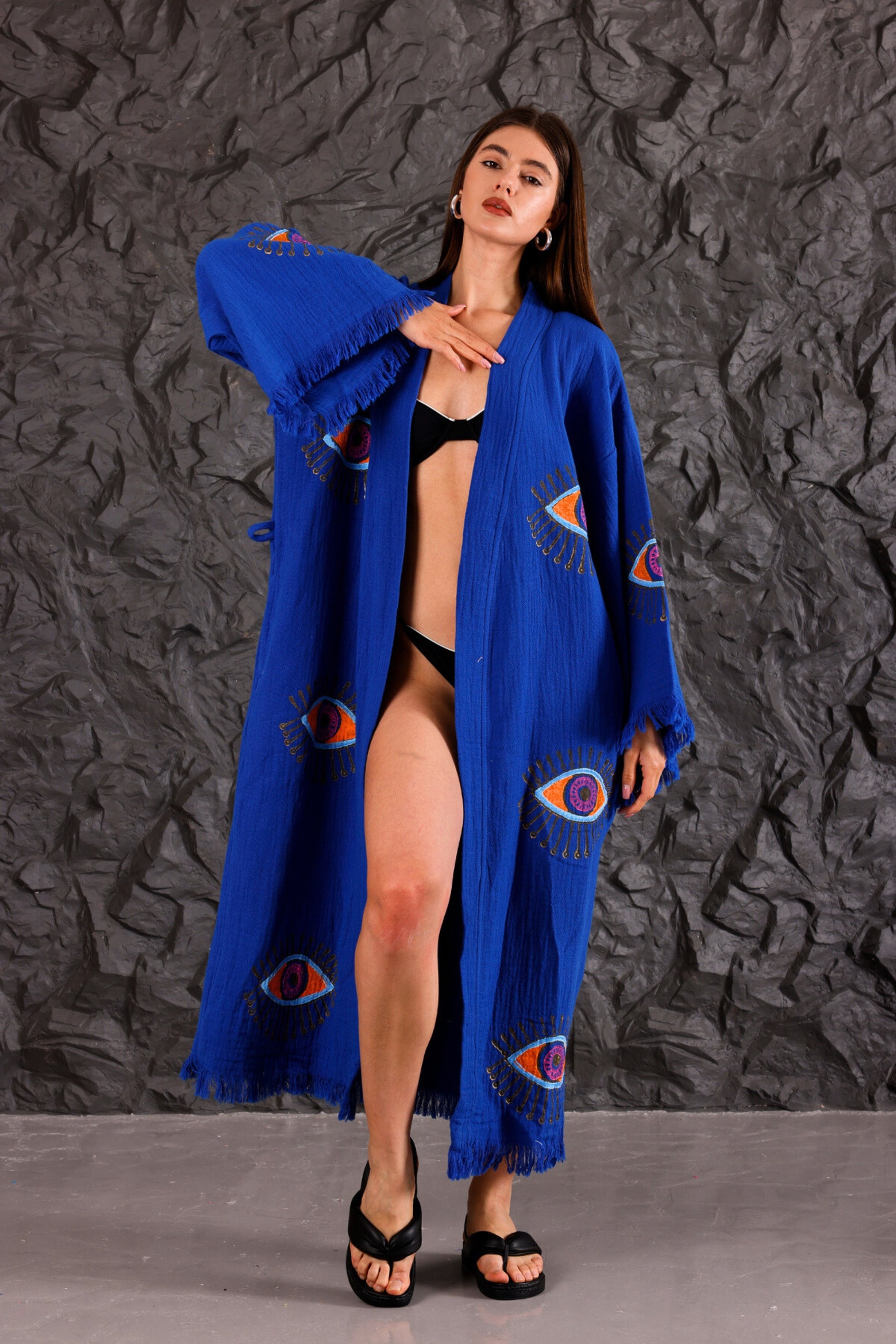 LADY WEARING THE NAYA ORGANIC COTTON KIMONO IN SAPPHIRE