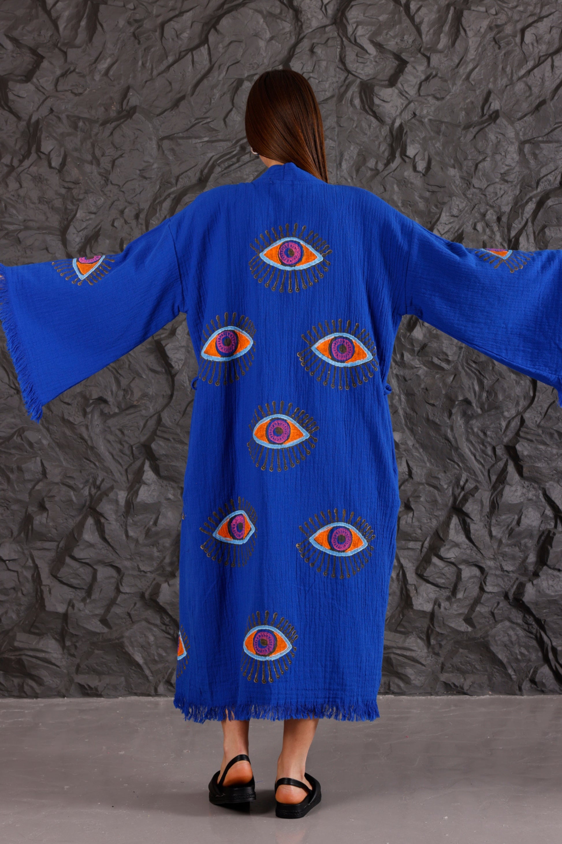 LADY WEARING THE NAYA ORGANIC COTTON KIMONO IN SAPPHIRE