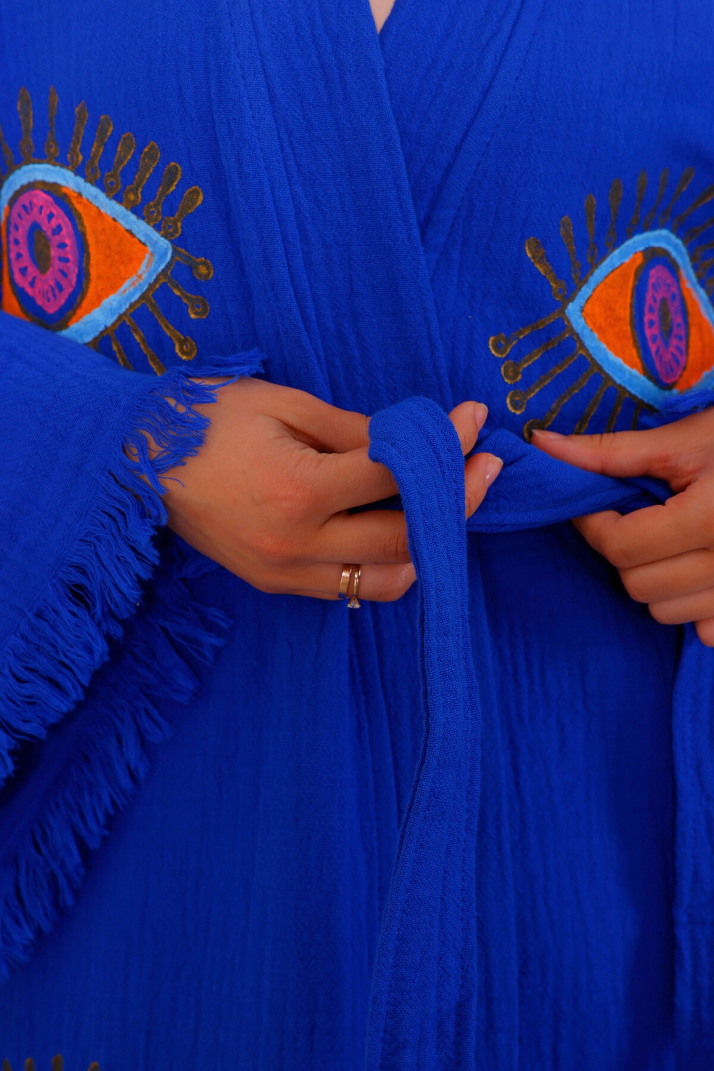LADY WEARING THE NAYA ORGANIC COTTON KIMONO IN SAPPHIRE