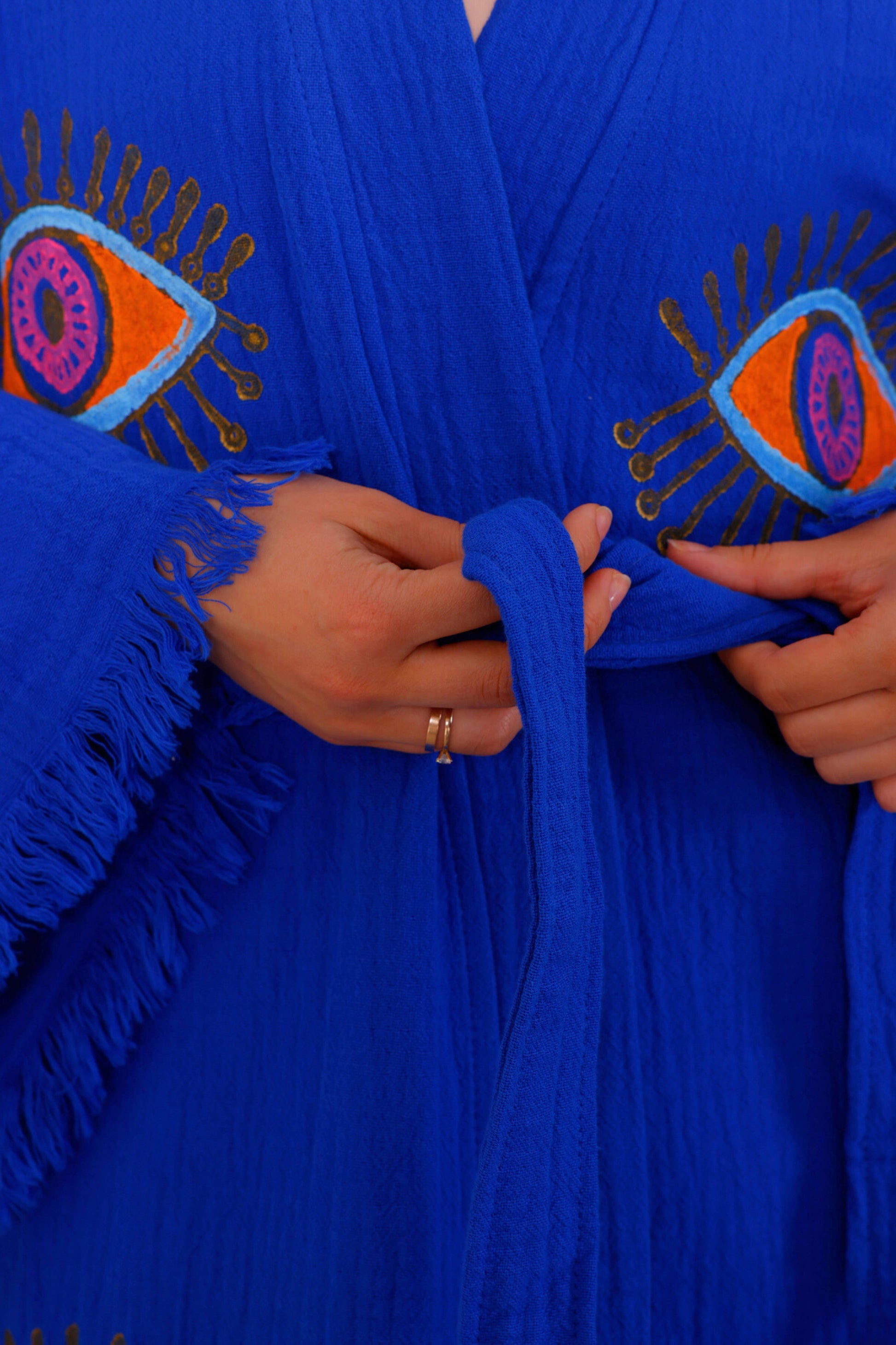 LADY WEARING THE NAYA ORGANIC COTTON KIMONO IN SAPPHIRE