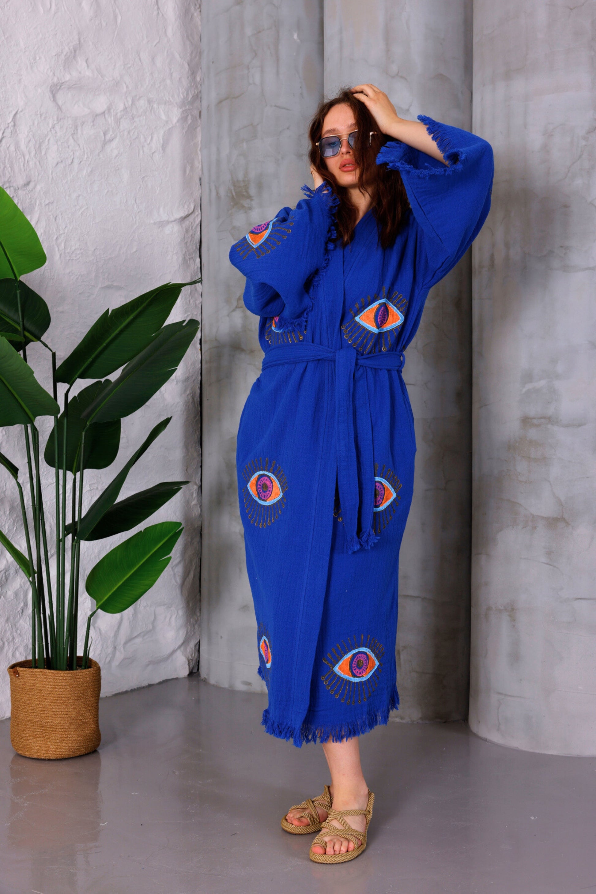 LADY WEARING THE NAYA ORGANIC COTTON KIMONO IN SAPPHIRE