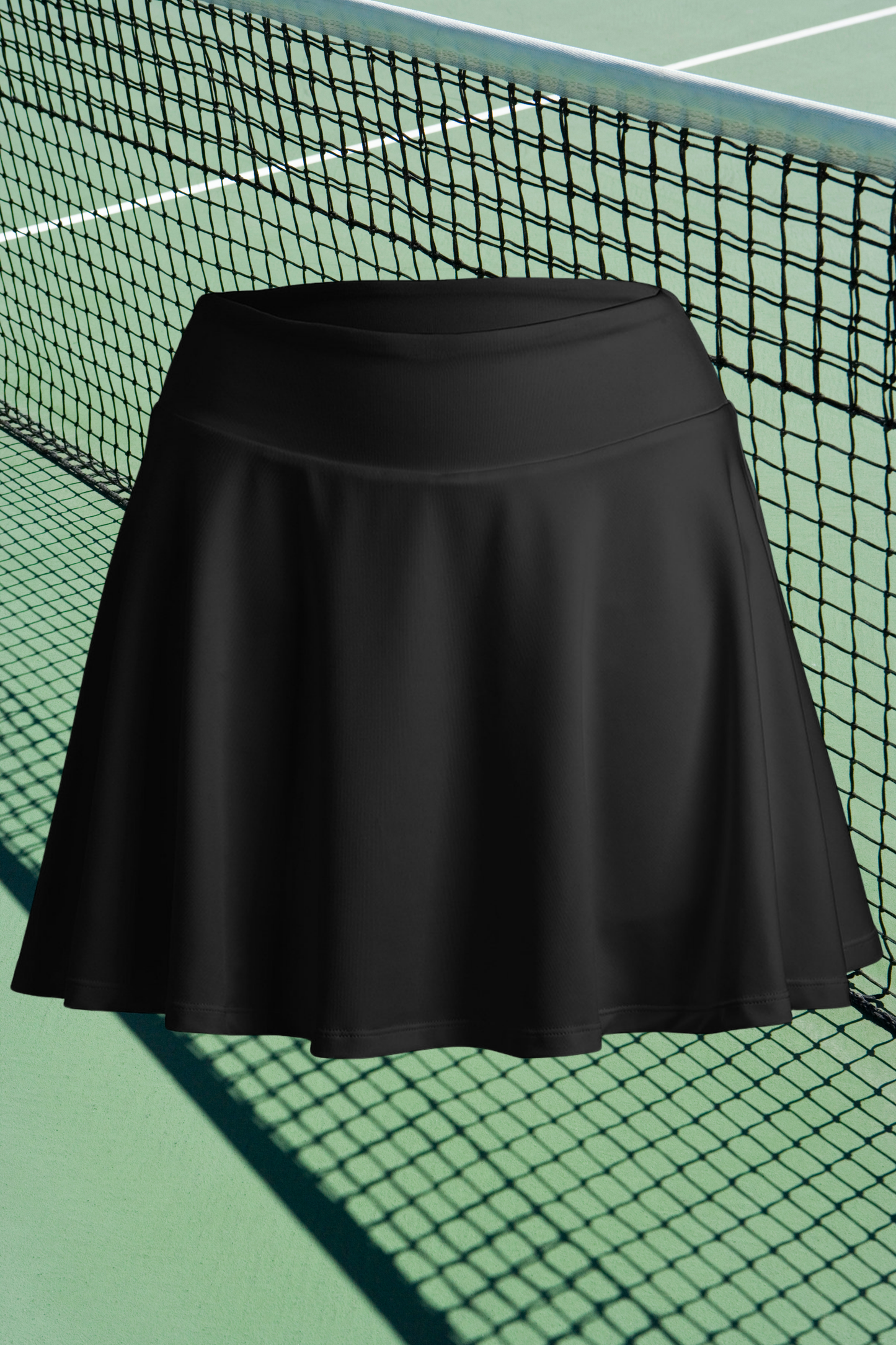 Woman wearing PALMA sustainable fitness skort by Meraki Beach – recycled activewear for padel, tennis and gym