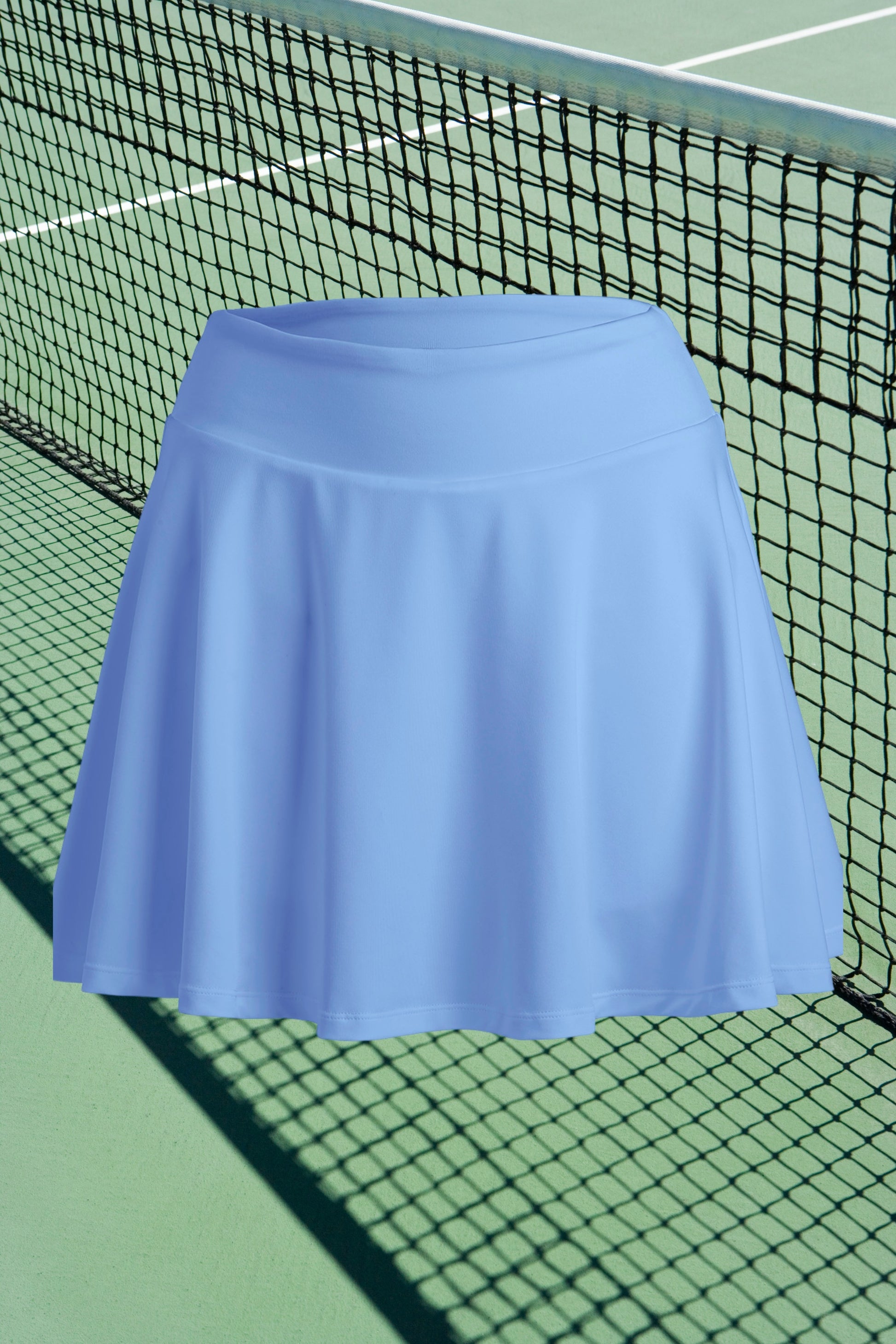 Woman wearing PALMA sustainable fitness skort by Meraki Beach – recycled activewear for padel, tennis and gym