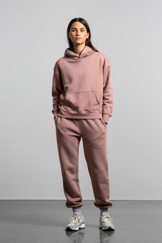 REVA Recycled Relax Joggers by Meraki Beach – sustainable cotton fleece joggers in Hazy Pink